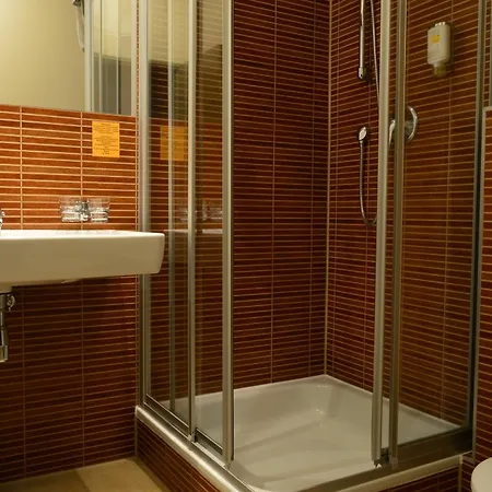 Hotell Adam 3*